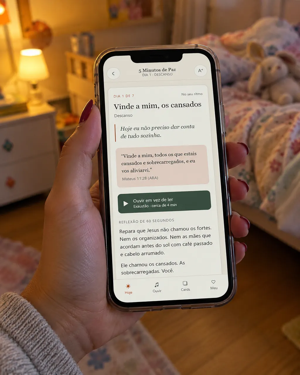 O Dia 1 do devocional aberto no celular, numa mão, à noite